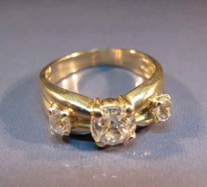 null Anneau en or jaune serti de trois diamants taille ancienne en ligne. Poids:...