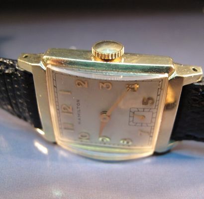 HAMILTON montre à boitier rectangulaire plaqué or, sur bracelet cuir. Mécanique