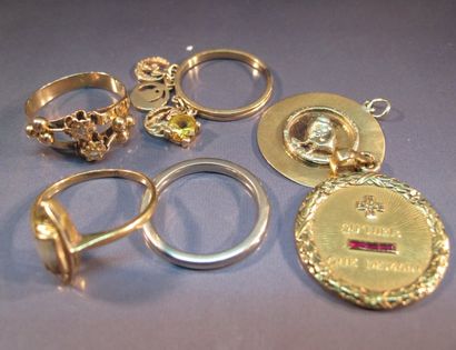 null Lot en or: deux médailles; deux bagues (12.20g), un anneau à breloques; (3.30g),...