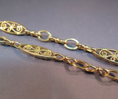 null Collier en or jaune à maillons ovales filigranés. Poids : 18.80g. Longueur :...