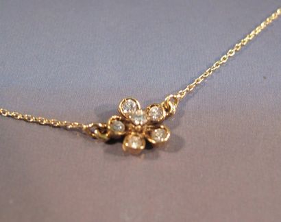 null Fin collier en or jaune maille forçat, centré d'une fleur sertie de diamants...