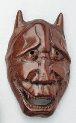 null RARE NETSUKE en bois représentant un masque satyrique de la sorcière Hannya,...