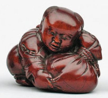 null NETSUKE en bois à patine brun rouge représentant un Karako tenant le sac d'Hoteï....