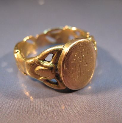 null Bague en or jaune ornée de deux femmes ciselées. Vers 1900. Usure. Poids : 5.50...