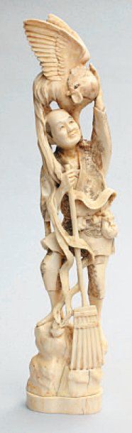 null IMPORTANT OKIMONO en ivoire représentant un paysan portant sur ses épaules un...