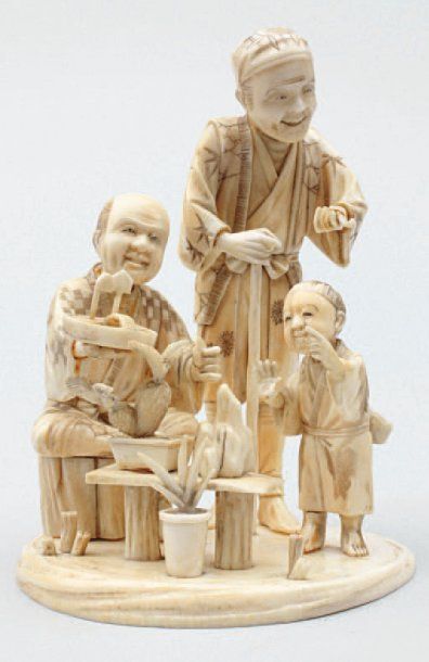 null OKIMONO en ivoire représentant deux hommes et un enfant s'occupant de bonzaï...