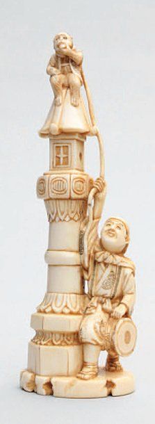 null OKIMONO en ivoire représentant un Sarumawashi à côté d'une lanterne où son singe...