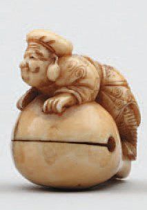 null NETSUKE en ivoire marin à patine jaune représentant le dieu Daikoku (Dieu de...