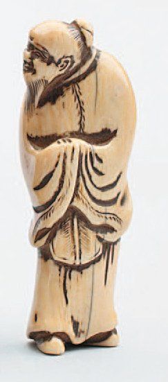 null NETSUKE en ivoire représentant un Rakan debout, les mains cachées dans ses manches....