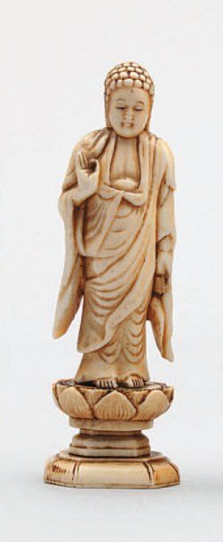 PETIT OKIMONO en ivoire représentant Bouddha...