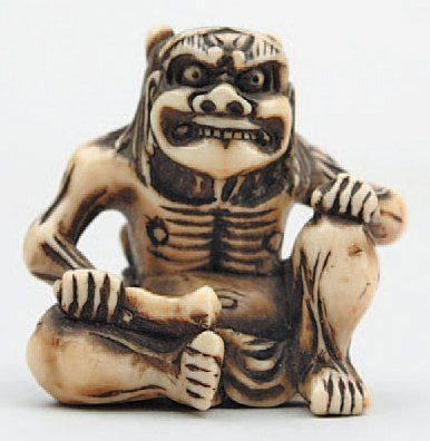 null NETSUKE OKIMONO en ivoire représentant un Oni assis. Japon, XIXe siècle. Haut....