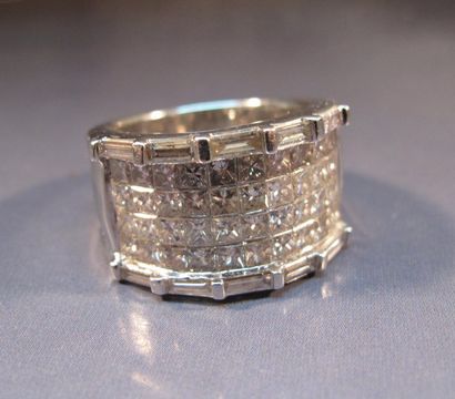 null Bague bandeau en or gris pavée de diamants princesses et baguettes (4 carats...