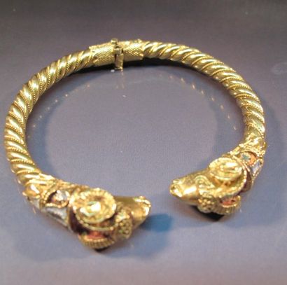 null Bracelet en or jaune ciselé à deux têtes de bélier; Poids: 31.80g.