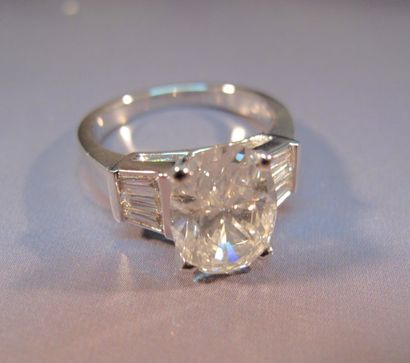 null Bague en or gris centrée d'un diamant ovale de 2.70 ct, couleur H pureté SI2,...