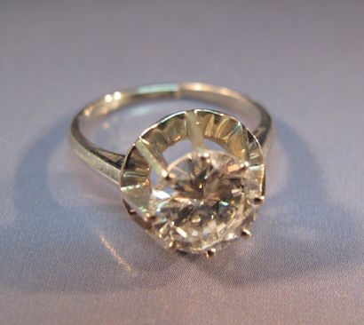 null Bague en or gris et platine sertie d'un diamant taille brillant de 1.80 ct environ...