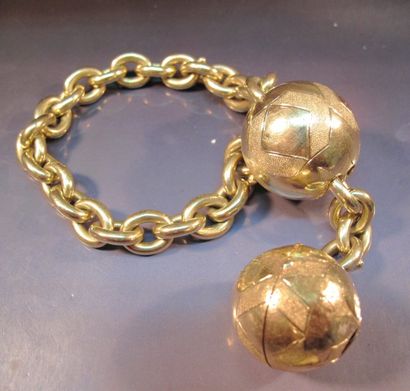 null Bracelet en or jaune maille forçat orné de deux sphères dont une porte souvenir...