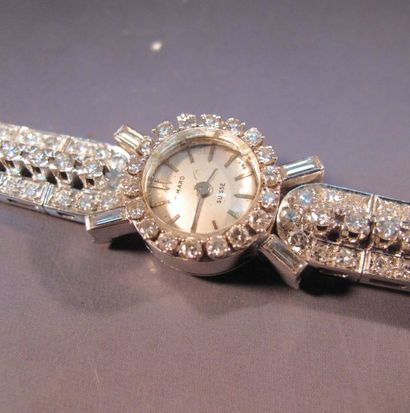 null Montre bracelet de dame en platine sertie de diamants taille brillant et baguettes...
