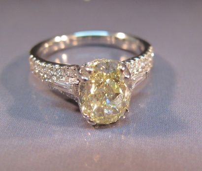 null Bague en or gris sertie d'un diamant ovale de 2.35 ct fancy yellow, pureté VS2,...