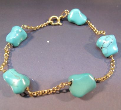 null Bracelet en or jaune ponctué de turquoises polies. Poids: 8.30g. Longueur: 18...