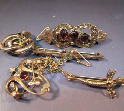 null Lot de 5 broches en or, or 14K et or 9K serties de grenats, perles doublets....