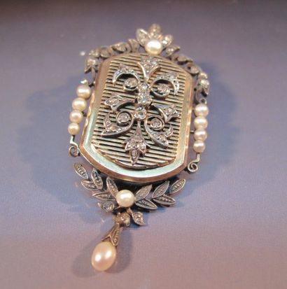 null Pendentif broche porte souvenir en or et argent à décor feuillagé serti de perles...