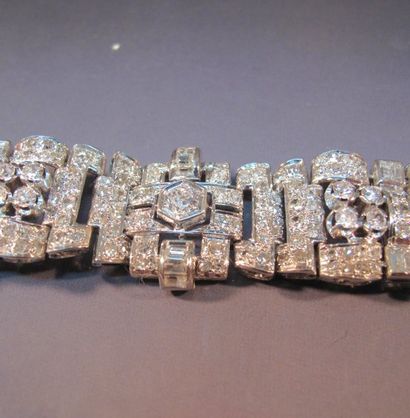null Bracelet large en platine articulé à décor géométrique repercé pavé de diamants...