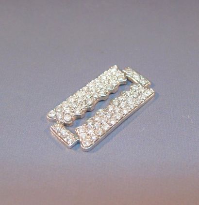 null Pendentif lame de rasoir en or gris, pavée de diamants taille brillant. Poids:...