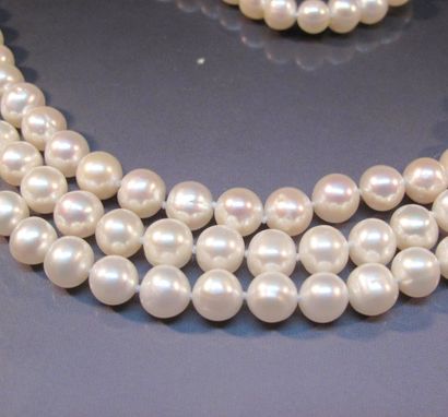 Collier formé de trois rangs de perles de...