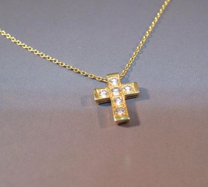VAN CLEEF & ARPELS chaîne en or jaune et croix en or sertie de diamants taille brillant....