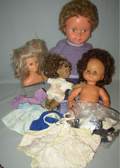Jouets divers (trois poupées PVC, H 35 et...