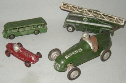 null Quatre véhicules miniatures ( Dinky Supertoys (TV extending match, deux voitures...