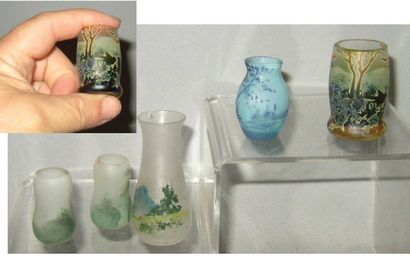 Groupe de 5 vases miniatures en pâte de verre....