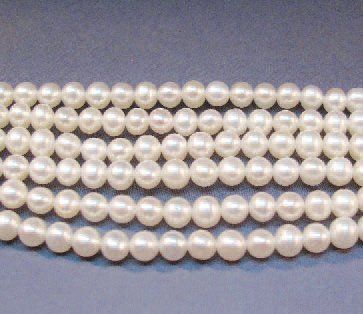BRACELET formé de 6 rangs de perles de culture...