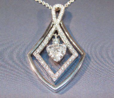 null PENDENTIF centré d'un diamant taillé en coeur de 1.11 ct couleur I pureté VS2,...