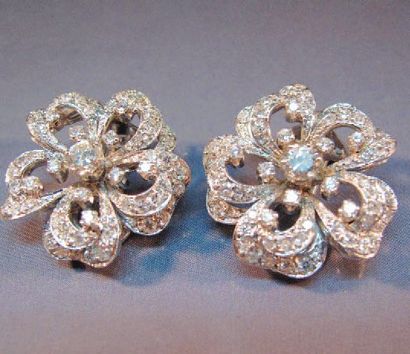 null PAIRE DE BOUCLES D'OREILLES clips fleurs en or gris repercé serties de diamants...