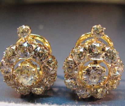 null PAIRE DE BOUCLES D'OREILLES clips marguerites en or jaune sertis de diamants...