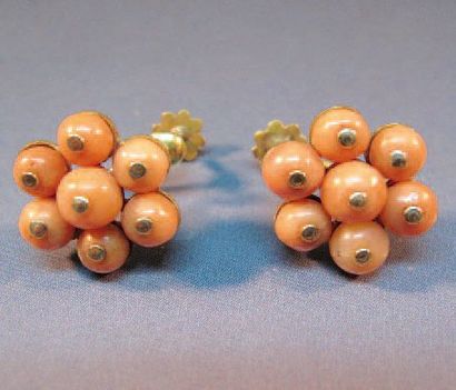 null PAIRE DE BOUCLES D'OREILLES en or serties de boules de corail. Poids : 5.50...