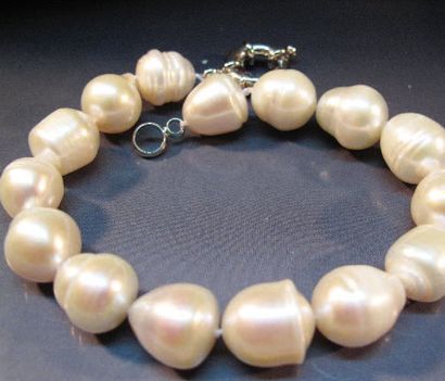 BRACELET formé de perles de culture baroques,...