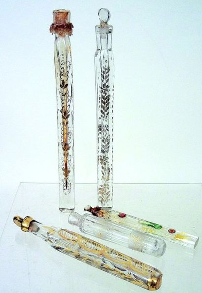 null Cinq flacons à sels en cristal avec décor de guirlandes peintes en or 9,5 cm...