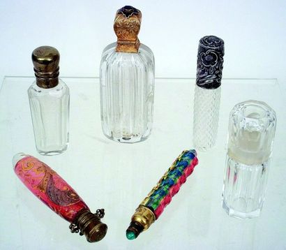 null Cinq flacons à sels en cristal (dont un coloré et un émaillé) de forme diverses...