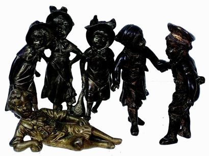 null «Promenade». Ensemble de 5 personnages enfantins anglais en bronze doré, comprenant...