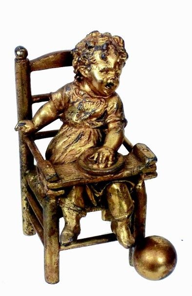 null «Bébé sur sa chaise», bébé assis sur sa chaise et criant en mettant sa main...