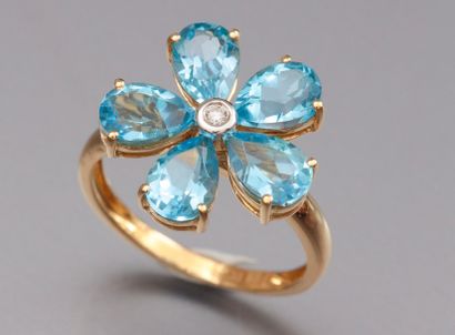 null Bague en or jaune 750°/00 (tête d'aigle) sertie de topazes bleues taillées en...