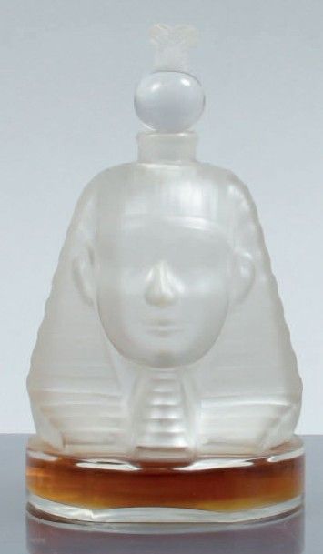 null Ramsès - " Ramsès IV " - (1920)

Flacon égyptomanique en cristal incolore pressé...
