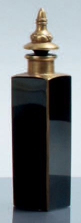 null Parfumeur non identifié - (années 1920)

Elégant flacon en verre opaque noir...