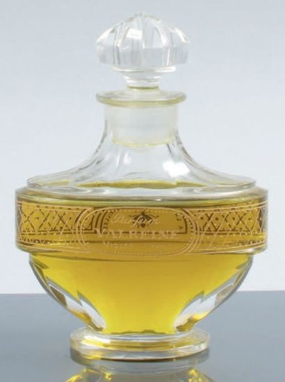 null Violet - "Parfum ValReine" - (1911)

Elégant flacon en cristal massif incolore...