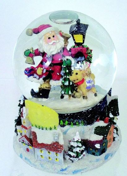 null «Père Noël et son chien», boule à neige musicale.
H 15 cm. Résine et verre