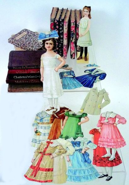 null Deux poupées en papier, l'une de 16 cm de hauteur avec 8 robes et un chapeau...