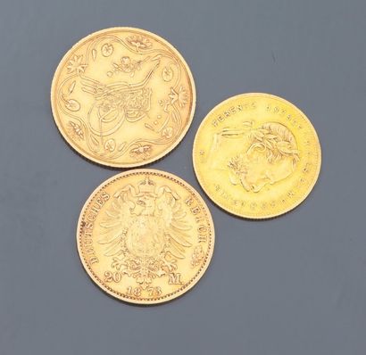 null trois pièces en or dont 20 mark, 20 Fr Macyar, une pièce turque. 22.80 g