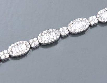 null Bracelet articulé en or gris 750°/00, serti de diamants baguettes et taille...